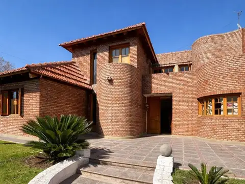 VENTA CASA DE 5 DORMITORIOS GODOY CRUZ