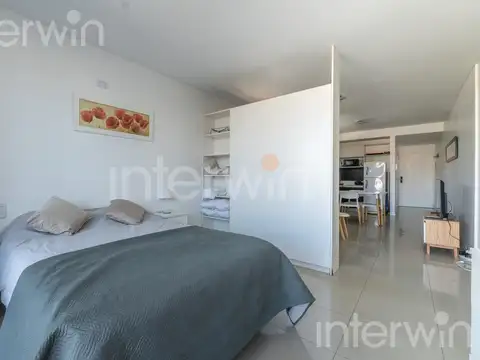 Monoambiente divisible con balcón al contrafrente, super luminoso.-