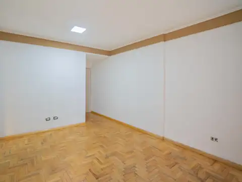 Dos ambientes con cocina separada - Apto profesional - Seguridad 24 hs
