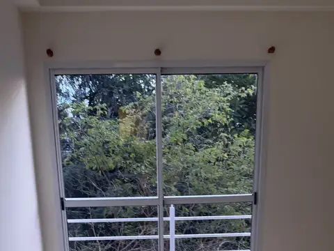 Hermoso 2 ambientes con balcon fraces todo luz 2 aires acondicionados frio calor pisos de porcelanato impecable