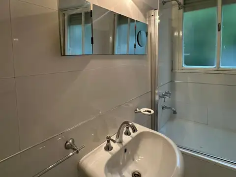 ¡EXCLUSIVO! SEMIPISO 3 AMBIENTES CON DEPENDENCIA Y 2 PATIOS.