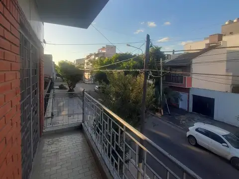 Depto Tipo Casa 4 ambientes con 2 baños