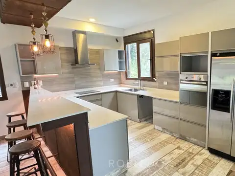 Casa en Alquiler con 2 cocheras