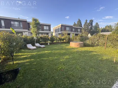 Casa en Venta con 3 cocheras