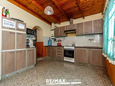 Casa 4 ambientes con 2 baños