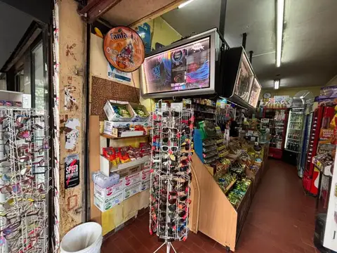 QUIOSCO SOBRE AVDA. FDCO. LACROZE CASI ESQUINA CONDE!