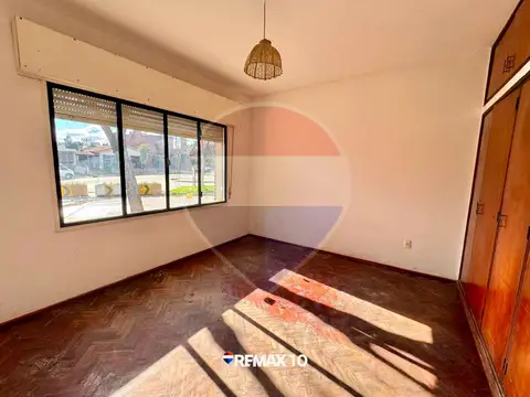Casa 8 ambientes con 2 baños