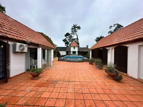 Venta espectacular casa Punta del Este, Golf - 4 dormitorios con piscina y gran parque