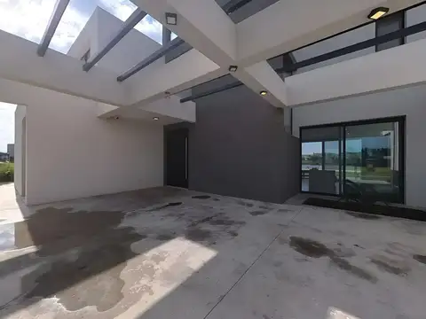 Casa 7 ambientes con 4 baños