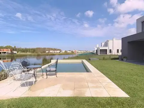 CASA EN VENTA BARRIO SANTA ANA LAGUNA OPORTUNIDAD