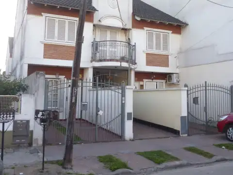 ALQUILER, DUPLEX 3 AMBIENTES CON PATIO, RAMOS MEJIA, SIN EXPENSAS.