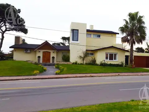 Punta del Este Casa Venta 4 dormitorios escritorio y dependencia de servicio garage piscina jardin