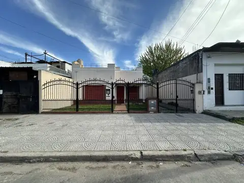 CASA 3 AMB. CON PARQUE + GALPÓN 120 M² – IDEAL EMPRENDIMIENTO – BERNAL OESTE