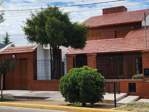 VENTA Casa 4 dormitorios. Heroes de Malvinas N°774