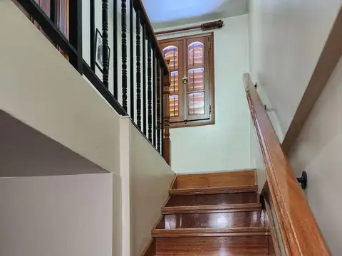 Casa 8 ambientes con 4 baños