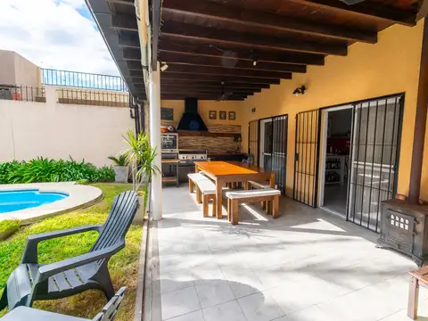 Casa 4 ambientes con 2 baños