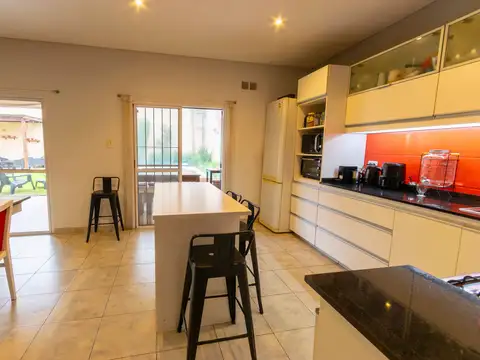 CASA 4 AMB EN VENTA C/PARQUE Y PILETA EN BANFIELD