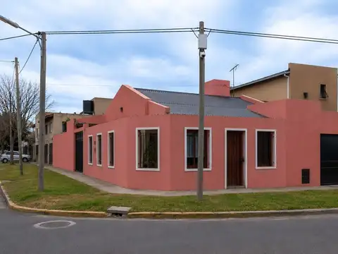 CASA 4 AMB EN VENTA C/PARQUE Y PILETA EN BANFIELD