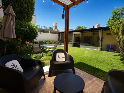 Casa en Venta con 2 cocheras