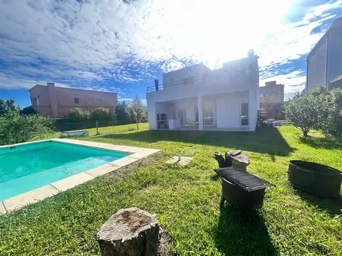 Casa en Alquiler con 2 cocheras