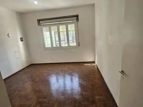 Casa 6 ambientes con 2 baños