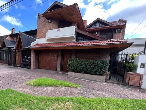 GRAN CHALET EN PALOMAR - 4 DORMITORIOS - 4 BAÑOS