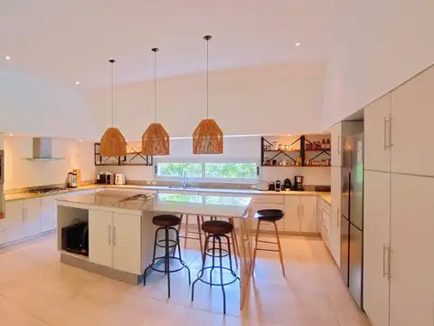 Casa 5 ambientes con 4 baños
