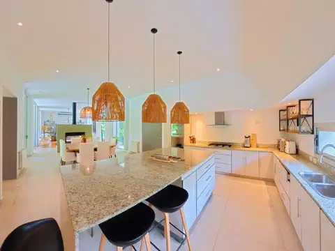 Casa en Venta con 2 cocheras