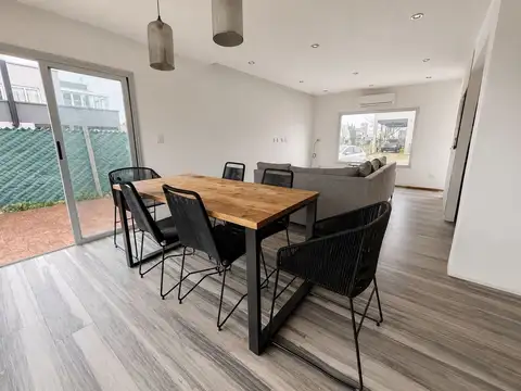 VENTA CASA 4 AMBIENTES BARRIO LAGUNA AZUL PERMUTA