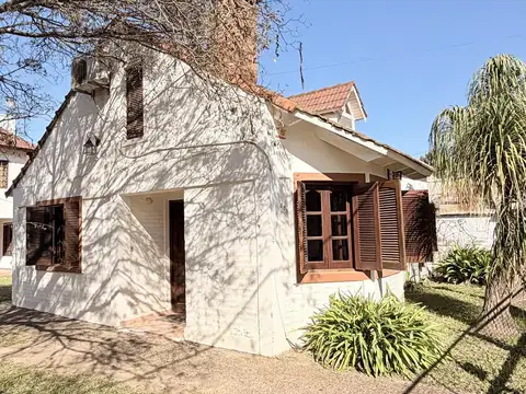 Casa zona Playa y Parque Evita entre Alem y Esteva Berga