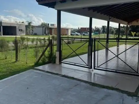 Casa en Alquiler con Amplios Ambientes y Jardín