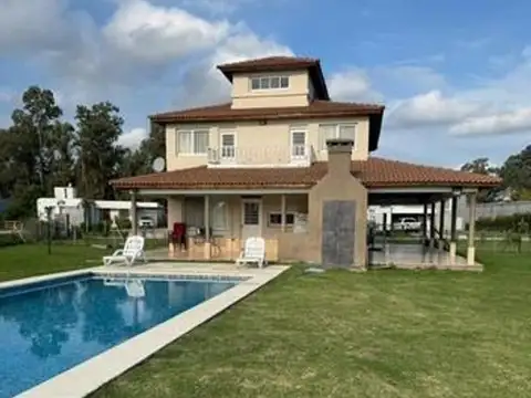Casa en Alquiler con Amplios Ambientes y Jardín