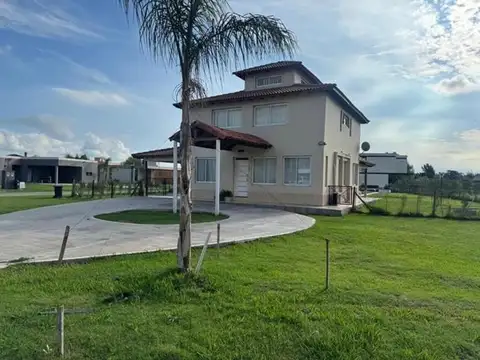 Casa en Alquiler con 4 cocheras