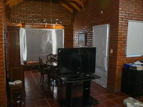 Casa 7 ambientes con 1 baño