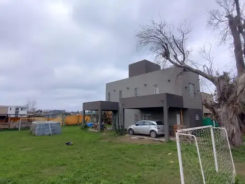 VENTA CASA 3 AMBIENTES COCINA INTEGRADA COCHERA PARQUE APTO CRÉDITO FRANCISCO ALVAREZ