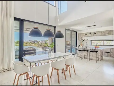 Casa en Venta con 4 cocheras