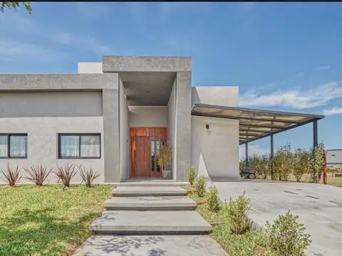 Divina casa en El Canton al agua 