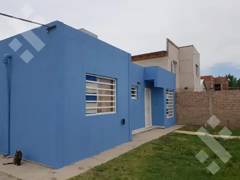 Casa 2 dormitorios Loteo Venezia-  Plottier - Patio - Lote esquina