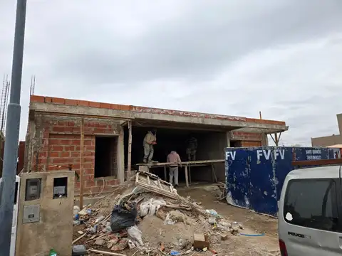 Casa 4 ambientes con 2 baños