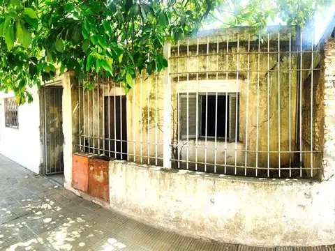 Casa en venta a refaccionar - 3 dormitorios 1 baño - 214 mts2 - Loma Hermosa