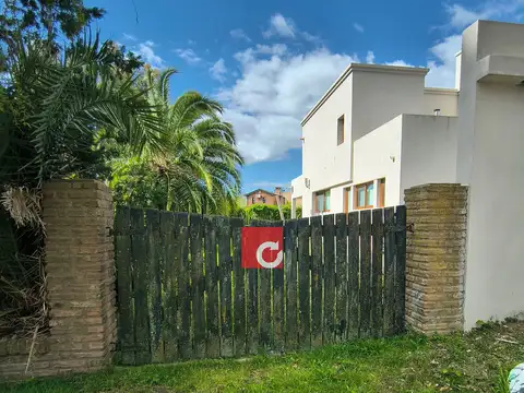 15 E/52 y 54-Lote en venta en Villa del Plata Sur 100