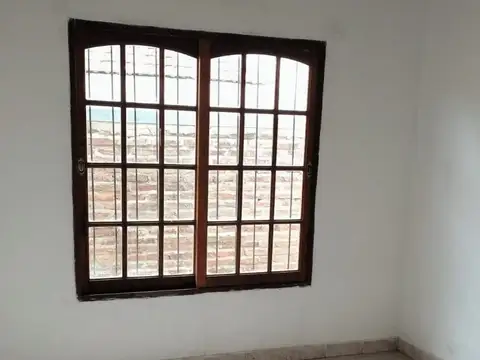 Casa 2 dormitorios y patio, Div. Los Andes, Paraná