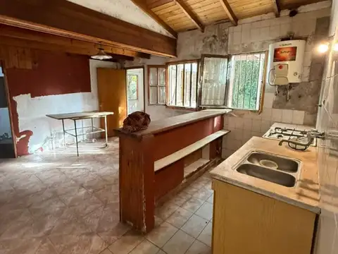 OPORTUNIDAD CASA 4 AMBIENTES CON QUINCHO Y PARQUE EN LOTE DE 480 M²