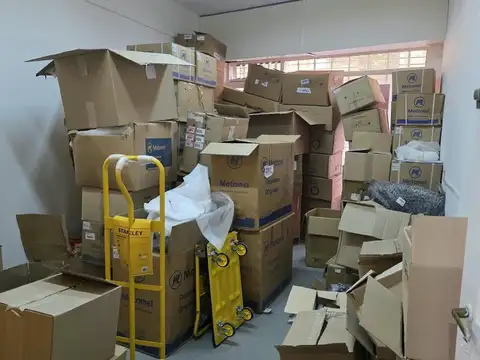 VENTA - Local comercial con baño, 27m2, orientación este, pleno centro comercial de San Isidro