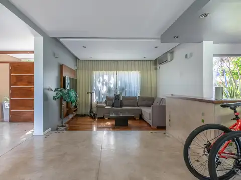Casa en Venta con 3 cocheras