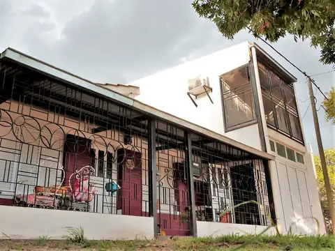 Casa en Alquiler con 2 cocheras