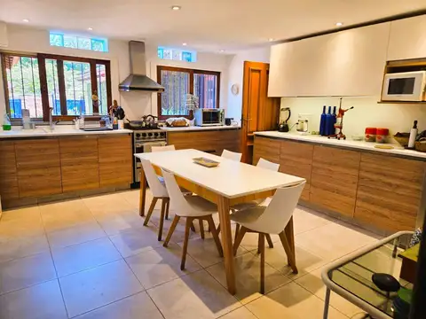 Casa en Venta con 3 cocheras