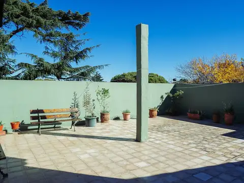 Casa 6 ambientes con 2 baños