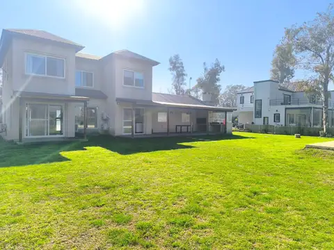 Casa en doble lote con pileta en barrio privado