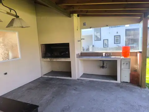 Casa en Alquiler en Álvarez Del Bosque, USD 1.500